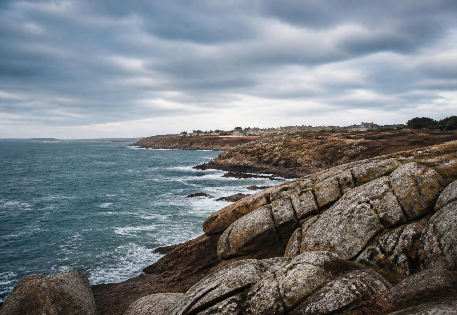 Le littoral breton sous un ciel dégagé